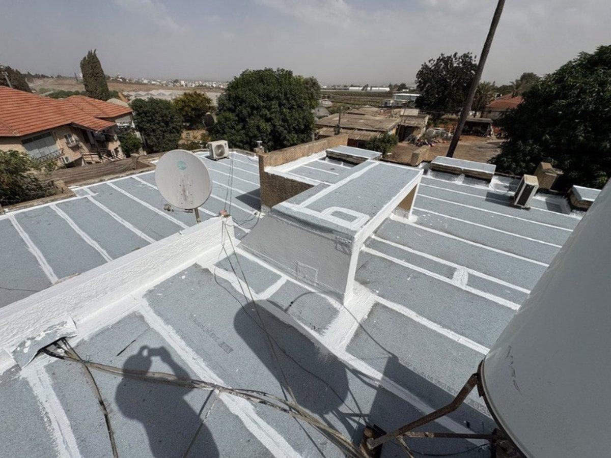 איטום גג בכפר יעבץ אחרי העבודה: מבט על כל הגג עם הרולקות בהיקף איטום גג בכפר יעבץ אחרי העבודה: מבט על כל הגג עם הרולקות בהיקף