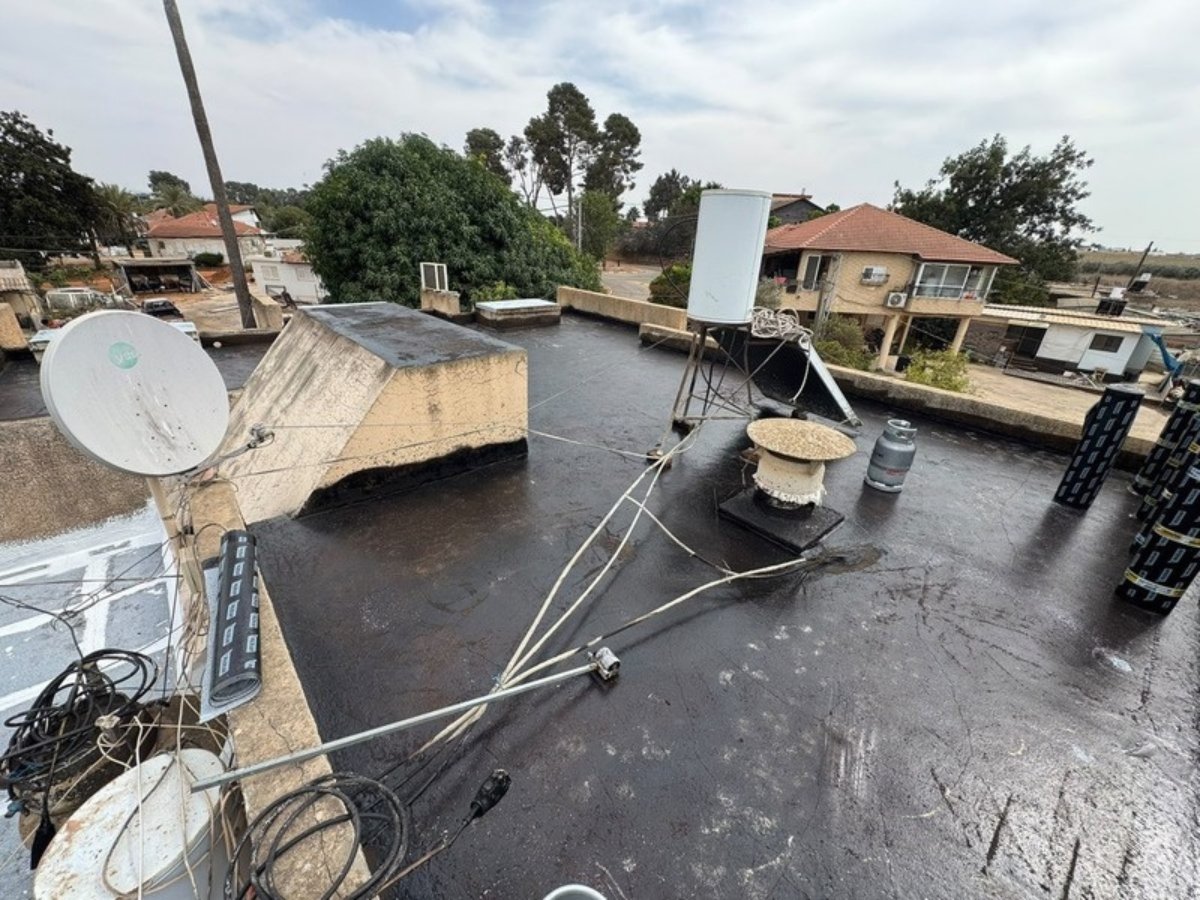 איטום גג בכפר יעבץ במהלך העבודה: משטח הגג אחרי פריימר ביטומני איטום גג בכפר יעבץ במהלך העבודה: משטח הגג אחרי פריימר ביטומני