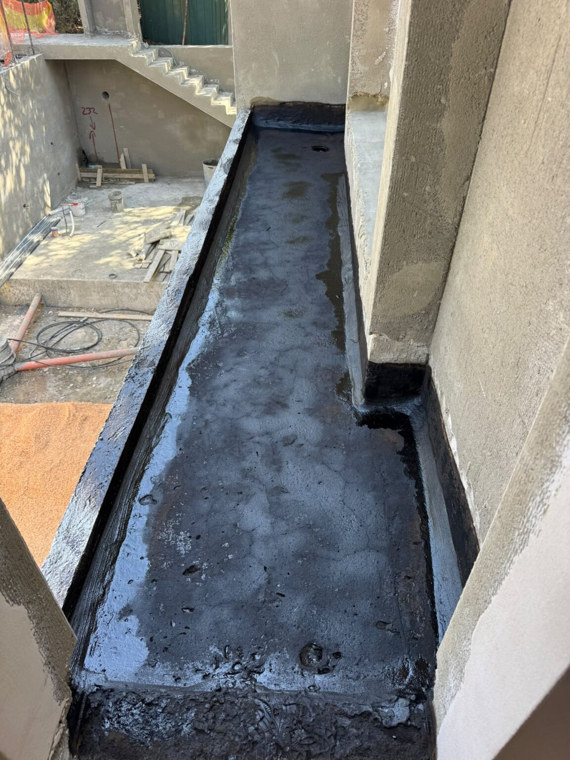 איטום מרפסת בתמרת: יריעת חול ביטומנית על רצפת המרפסת ועל הרולקות בהיקף