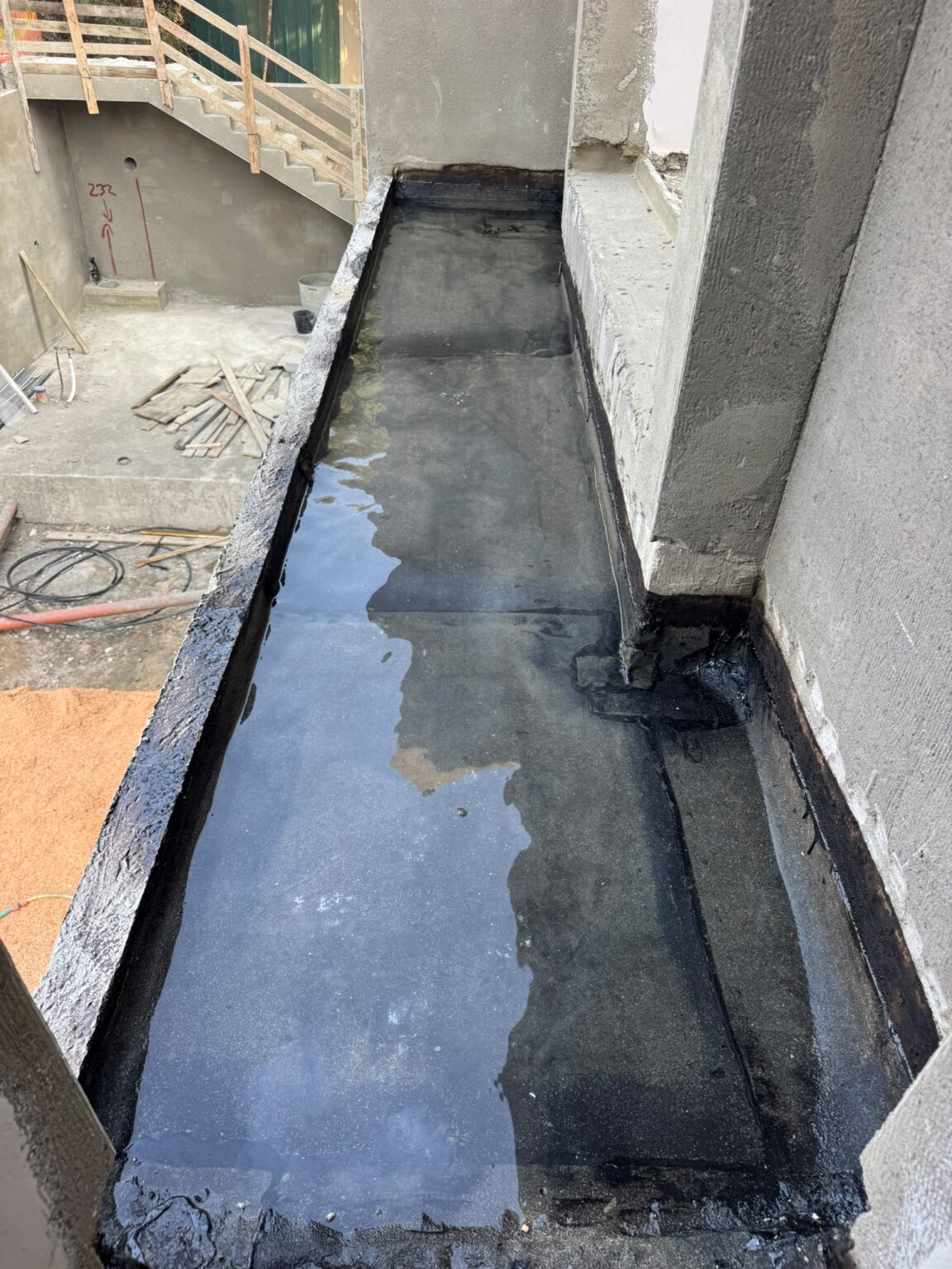 בדיקת הצפה במרפסת בתמרת: המרפסת מלאה במים אחרי האיטום, לפני הריצוף